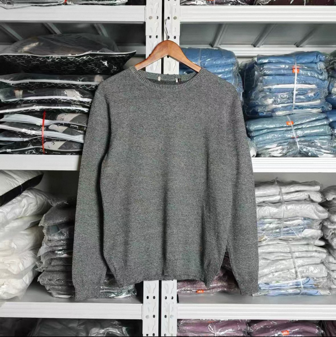 Long-sleeved warm men's sweater, round-neck, business casual pullover, soft and cozy knitted shirt